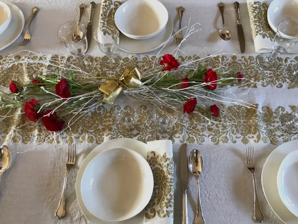 beautiful centrepiece made of flower to create a sophisticated Christmas table