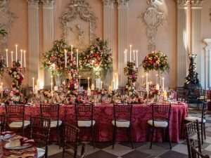 Long oval tablecloth for events in damask design